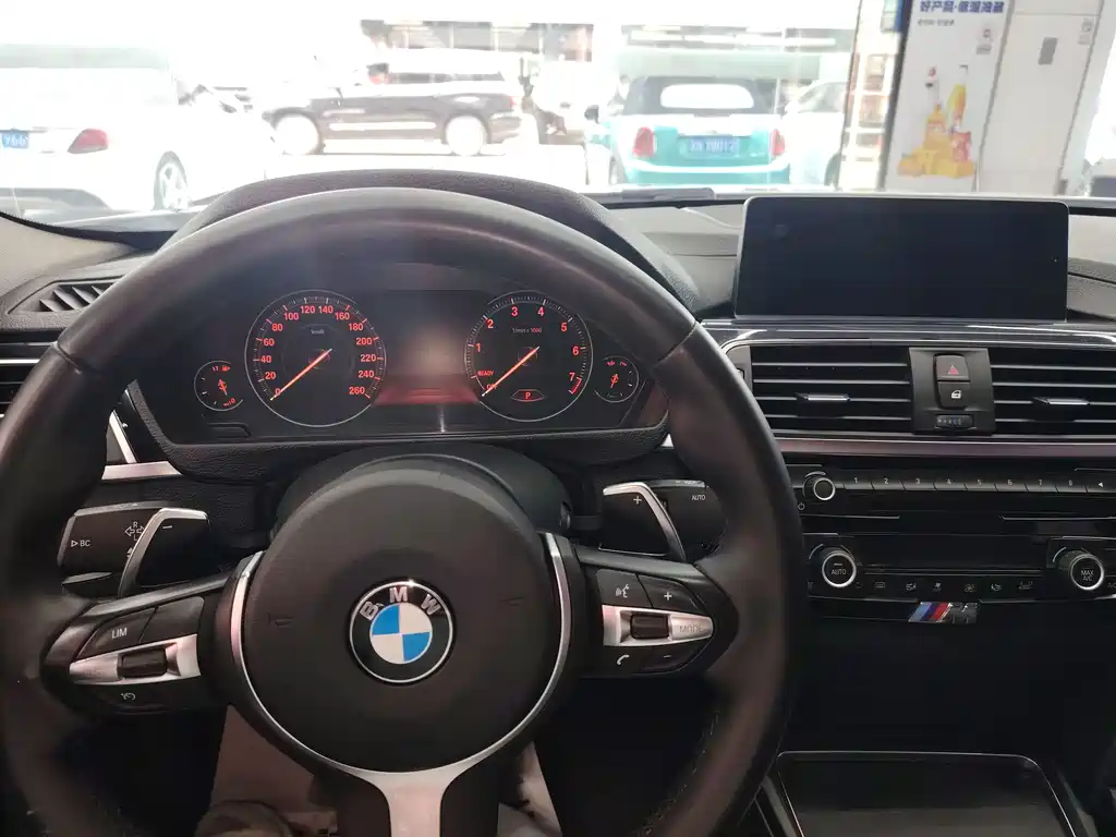 BMW 3 Series 2018 — фото 9