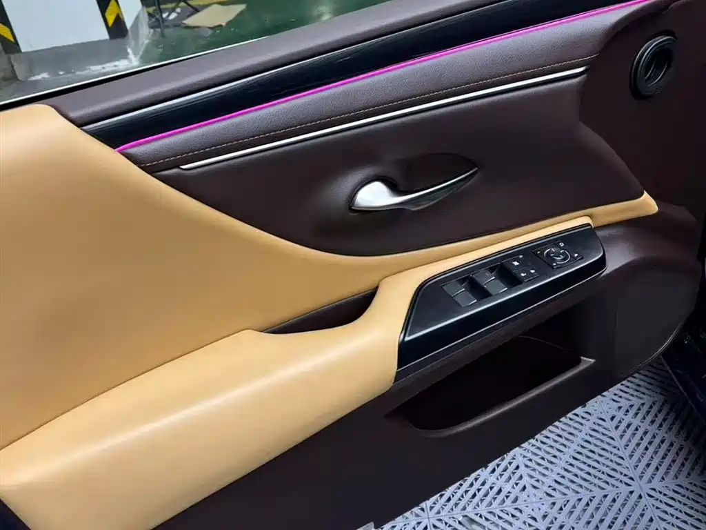 Lexus ES 2019 — фото 12