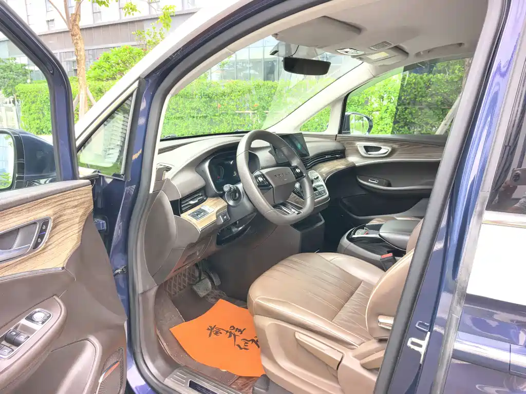 Roewe iMAX8 New Energy 2023 — фото 11