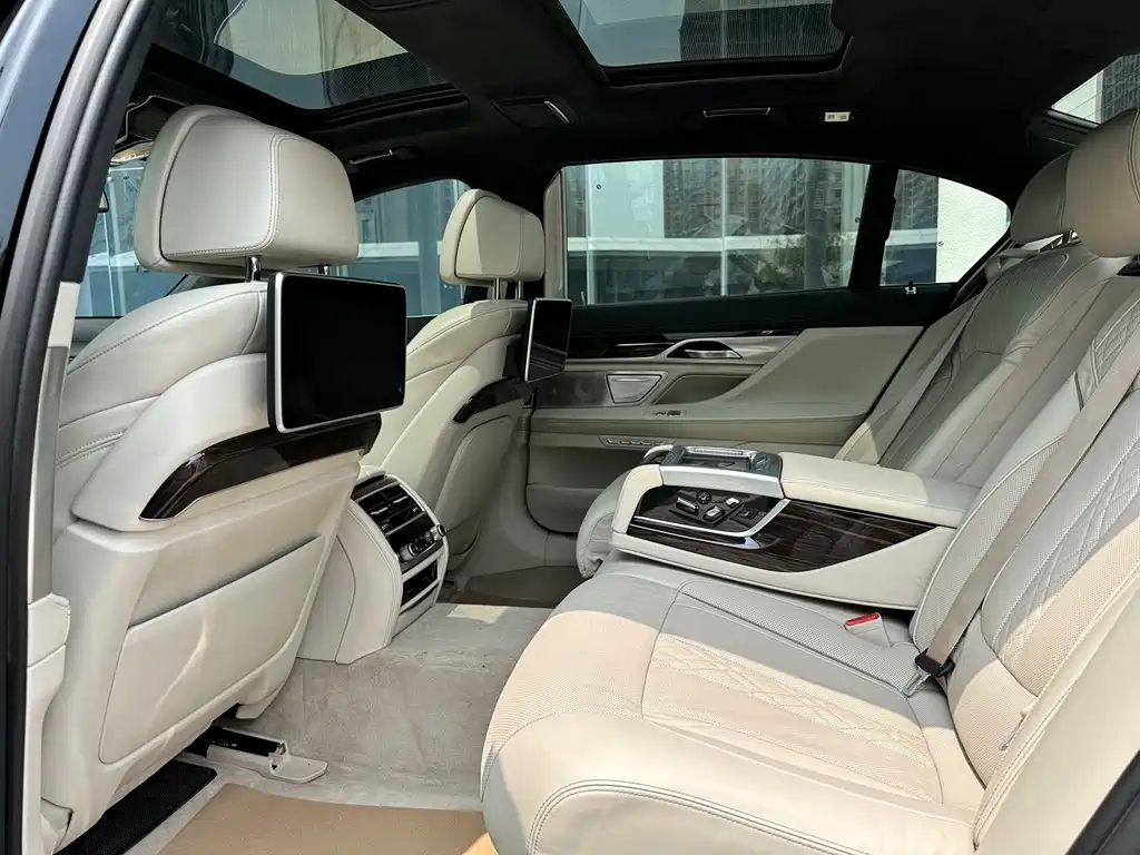 BMW 7 Series 2016 — фото 11