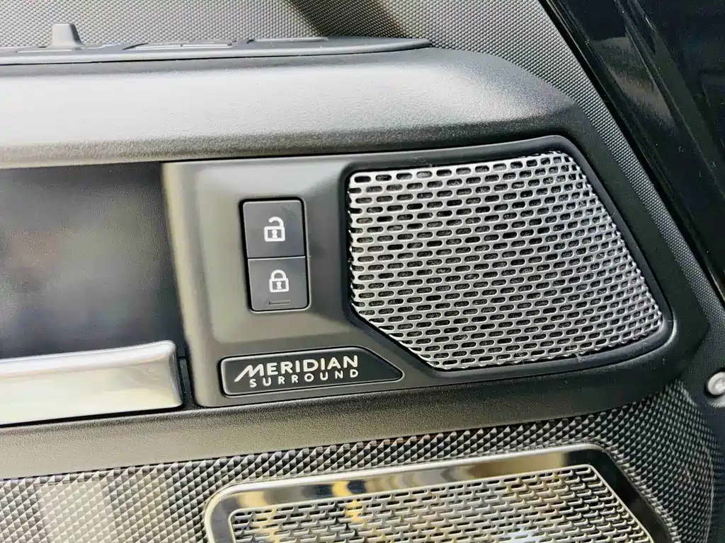 Land Rover Defender 2023 — фото 10