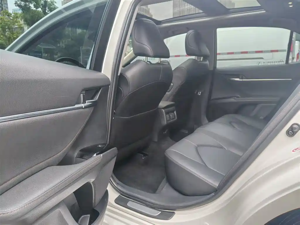 Toyota Camry 2019 — фото 17