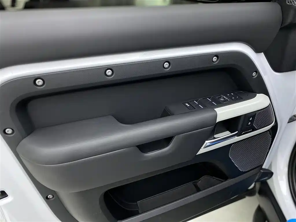 Land Rover Defender 2023 — фото 19