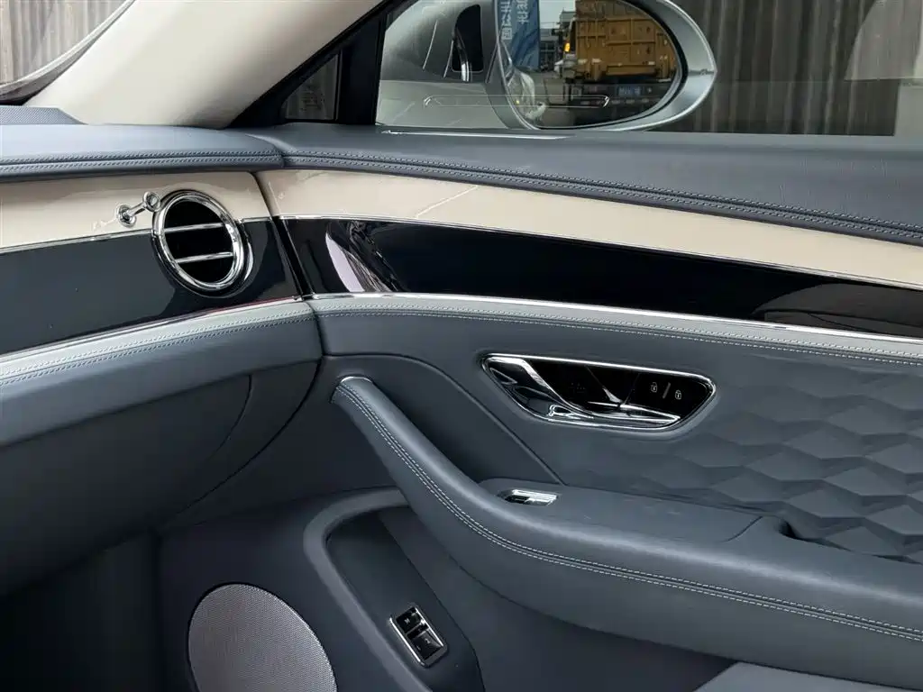 Bentley Flying Spur PHEV 2025 — фото 28