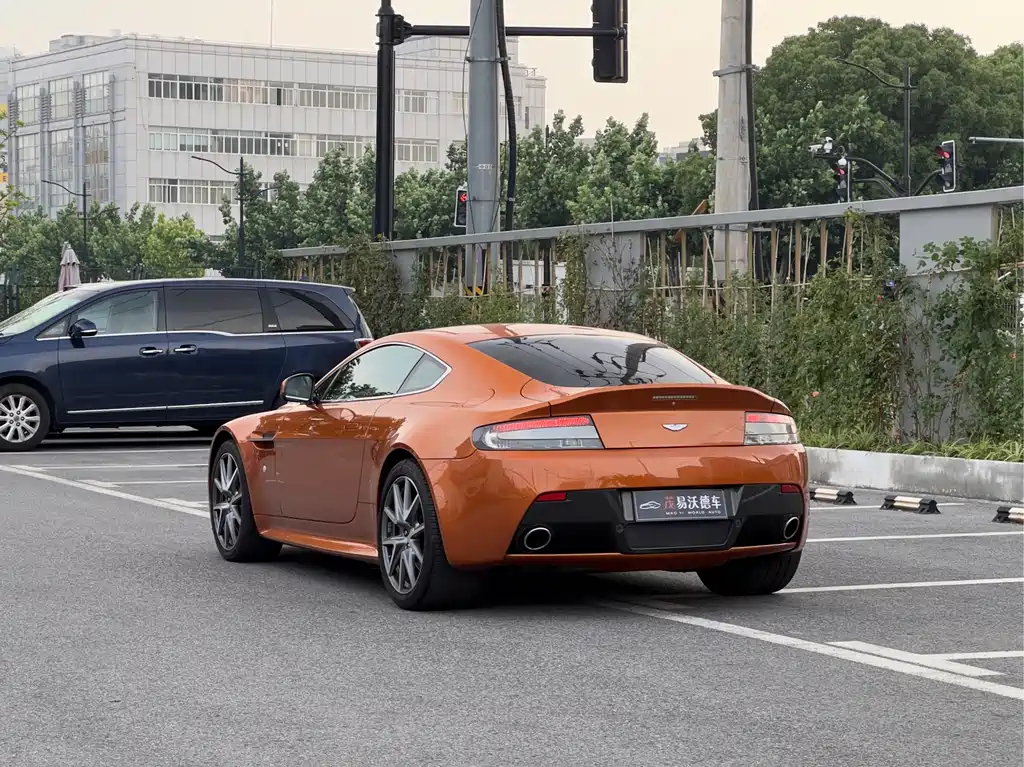Aston Martin V8 Vantage 2014 — фото 6