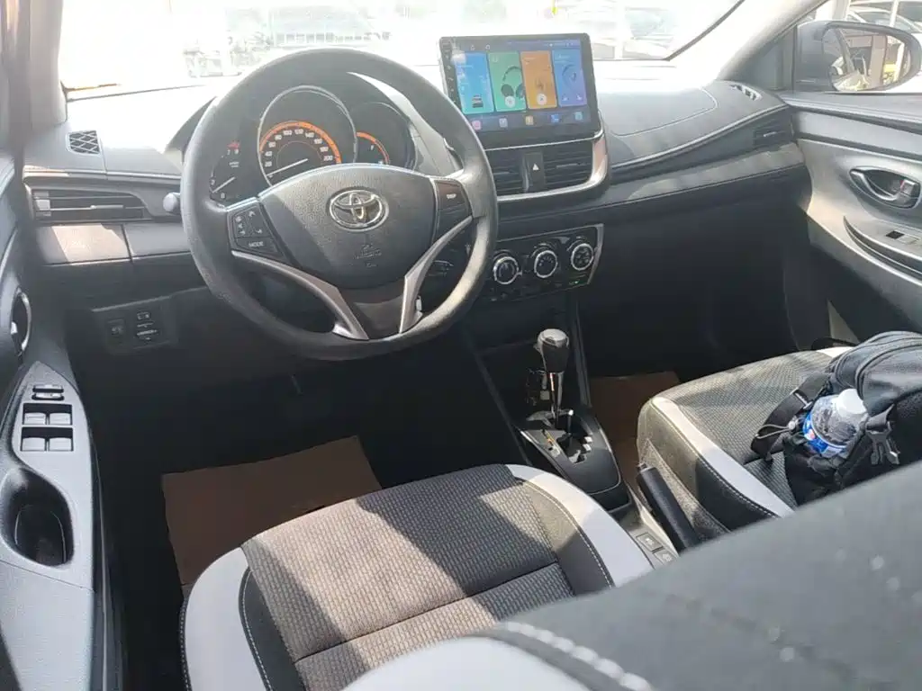 Toyota Yaris L 2022 — фото 10