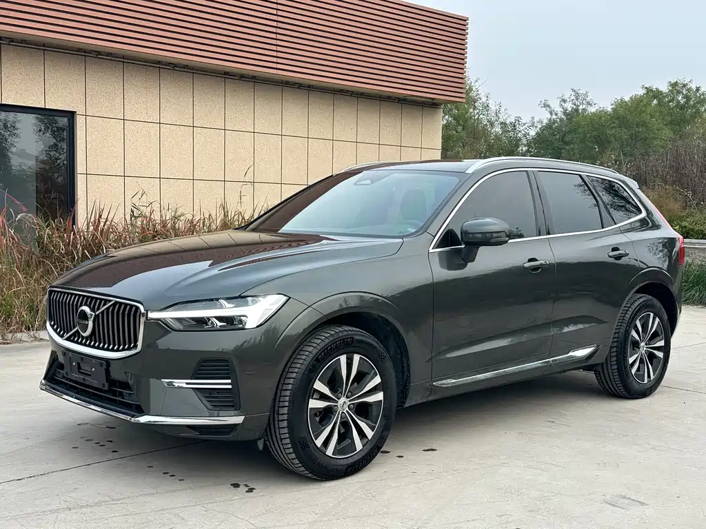 Volvo XC60 2022 — фото 1