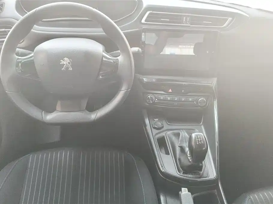 Peugeot 308 2018 — фото 12