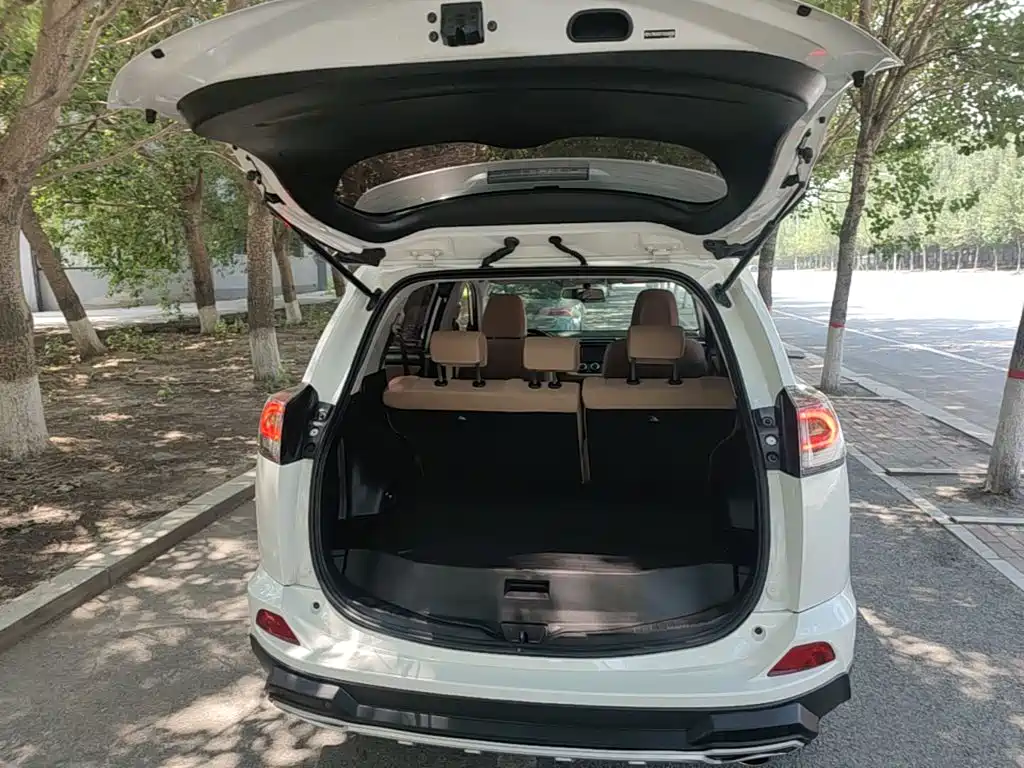 Toyota RAV4 2017 — фото 19