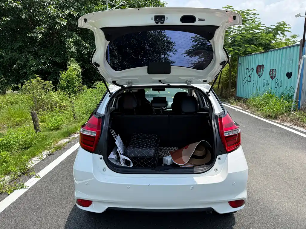 Toyota Yaris L 2022 — фото 16