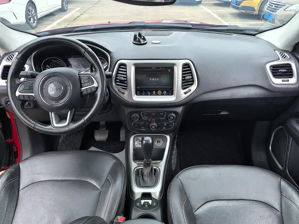 Jeep Compass 2018 — фото 12