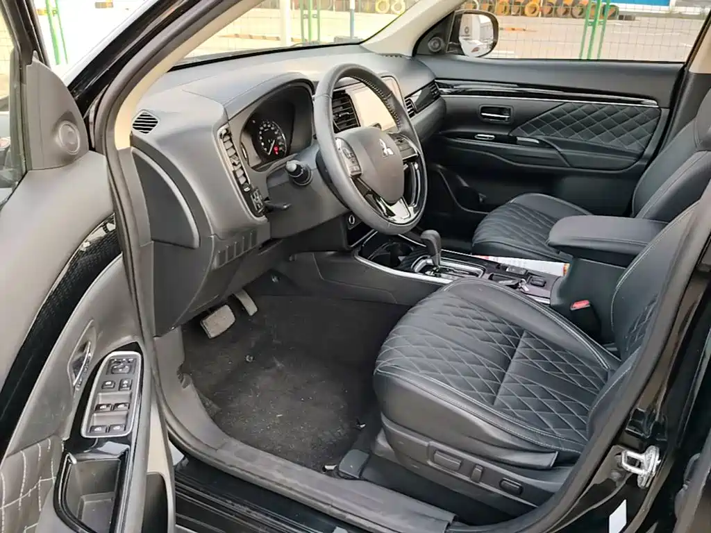 Mitsubishi Outlander 2021 — фото 16