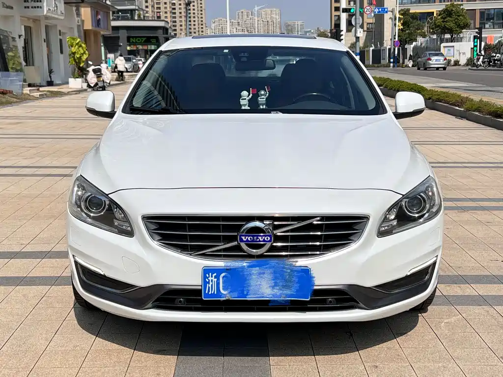 Volvo S60 2015 — фото 1