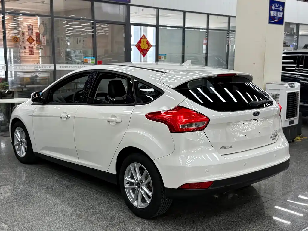 Ford Focus 2018 — фото 17