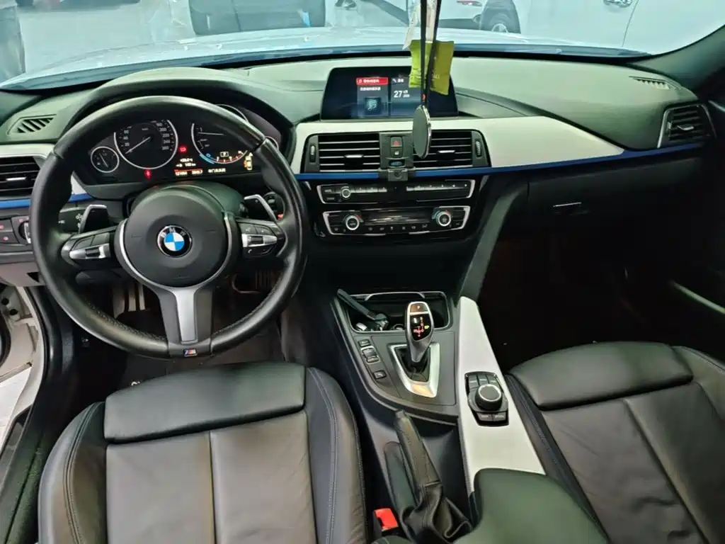 BMW 3 Series 2018 — фото 10