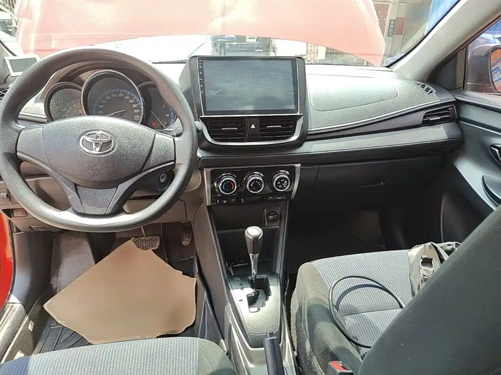 Toyota Yaris L 2017 — фото 10