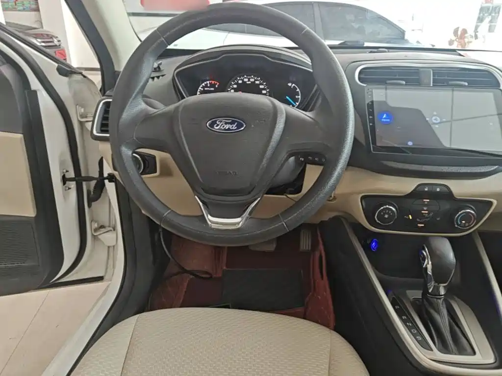 Ford Escort 2018 — фото 11