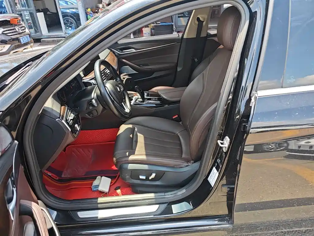 BMW 5 Series 2019 — фото 15