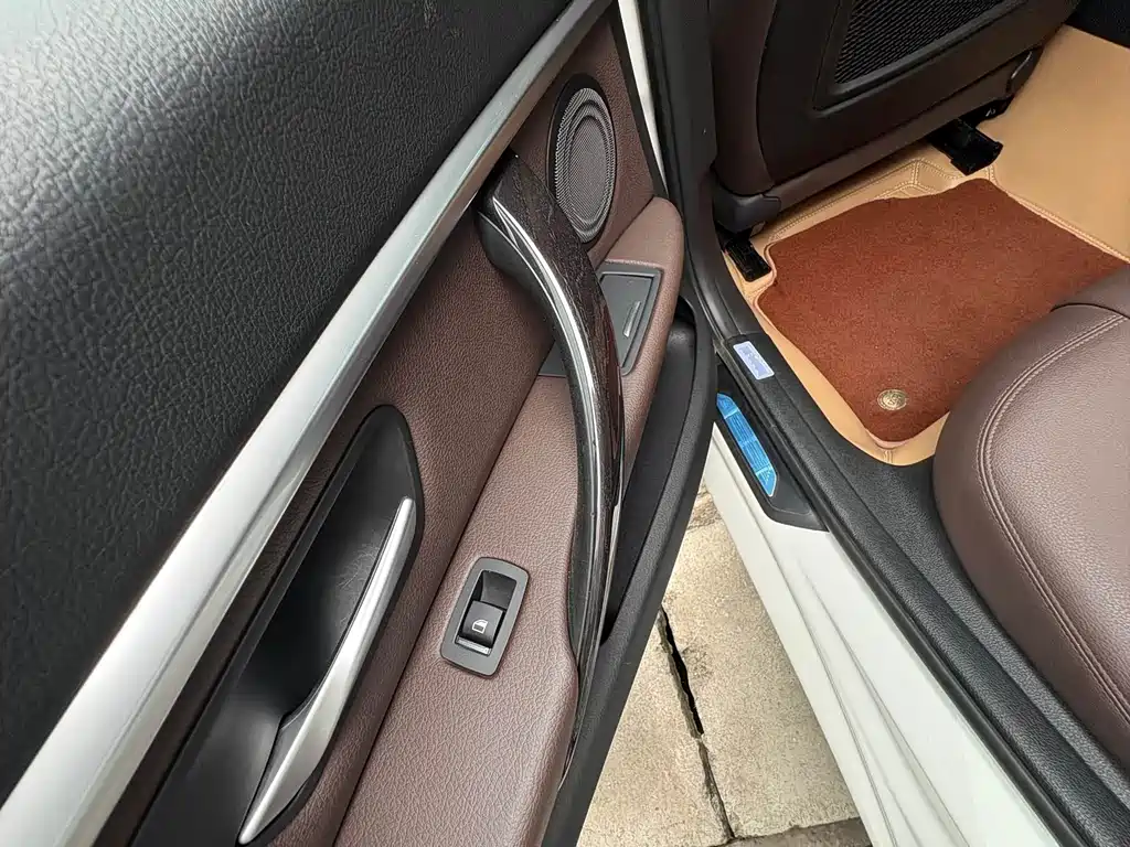 BMW 3 Series 2019 — фото 13