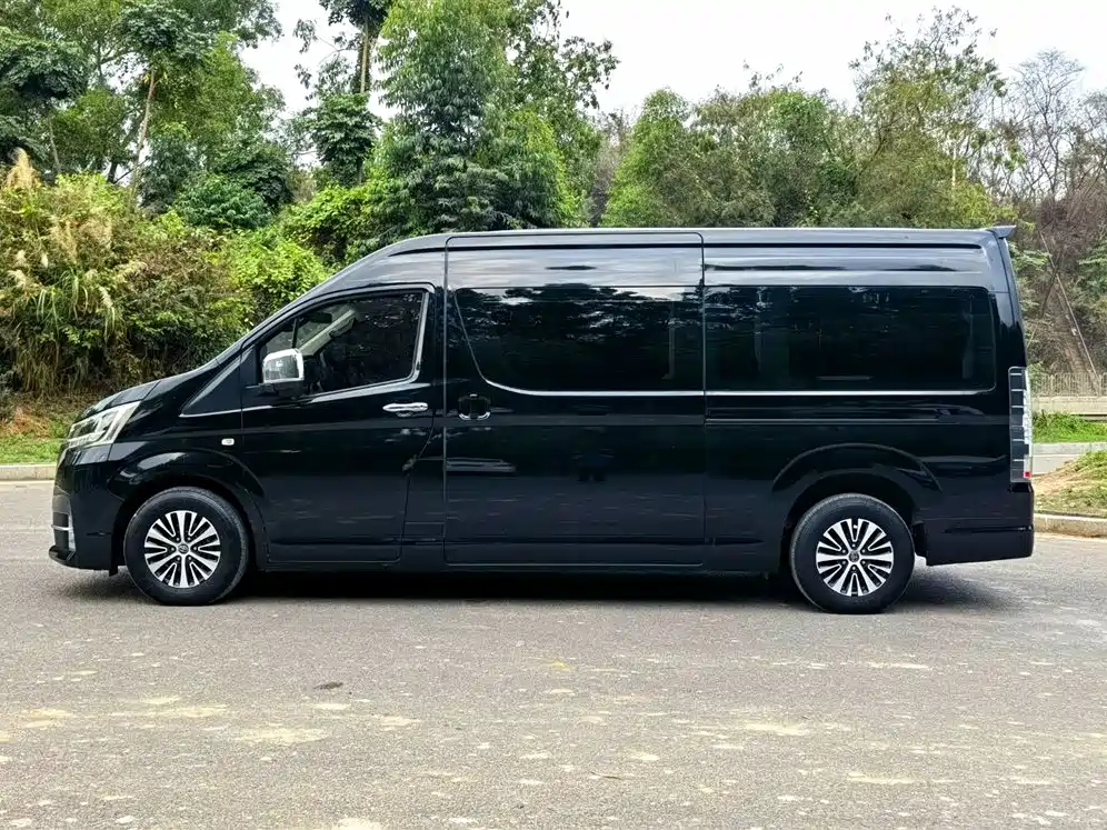 Toyota Hiace 2023 — фото 4