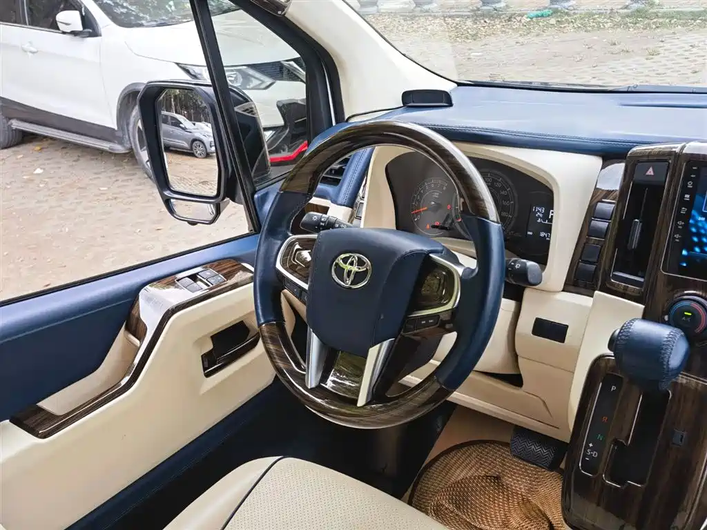 Toyota Hiace 2023 — фото 12
