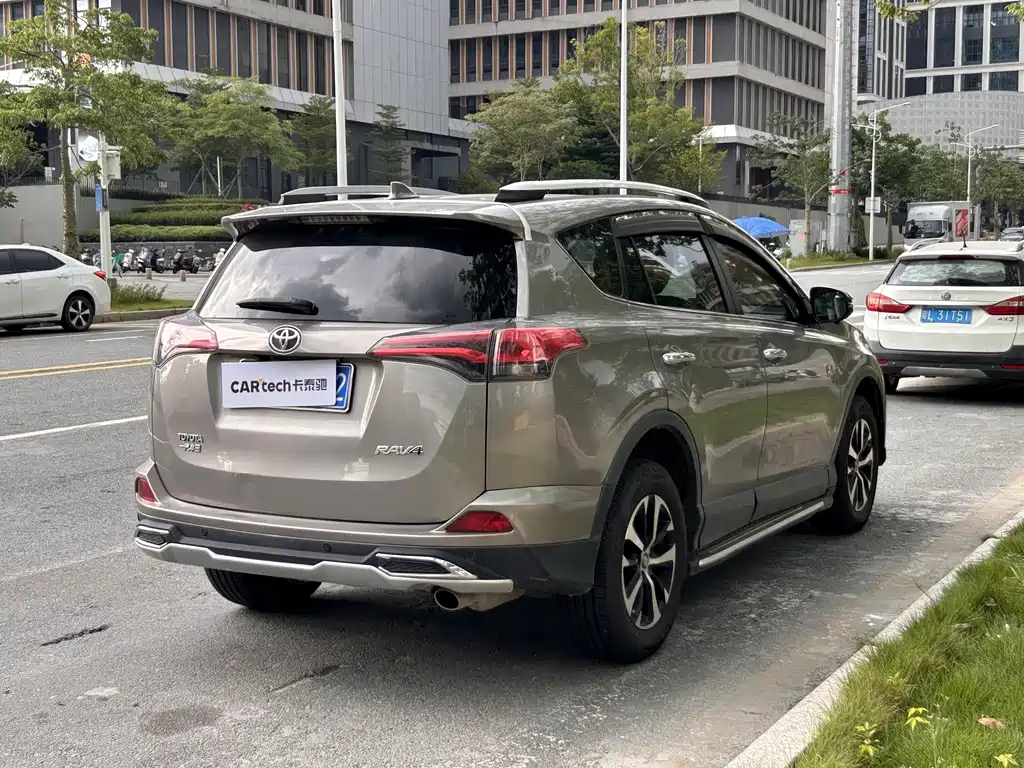 Toyota RAV4 2018 — фото 4