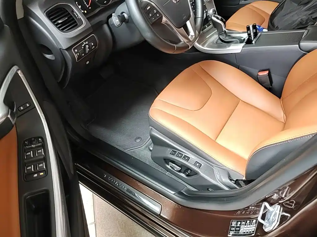 Volvo S60 2018 — фото 16