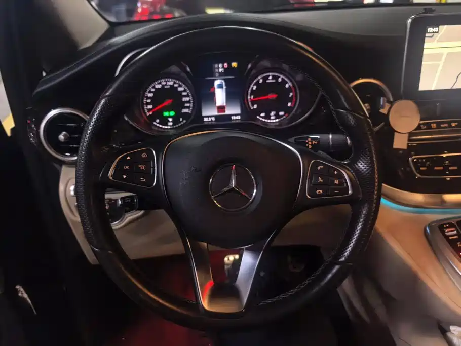 Mercedes-Benz V-Class 2020 — фото 15