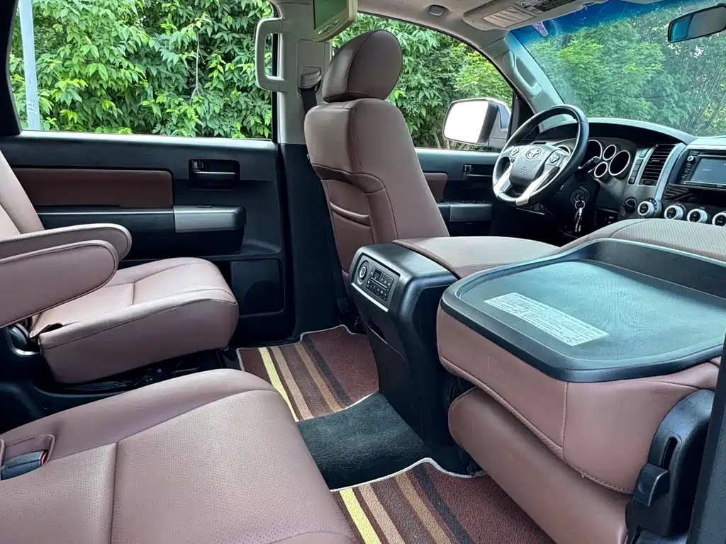 Toyota Sequoia 2016 — фото 16