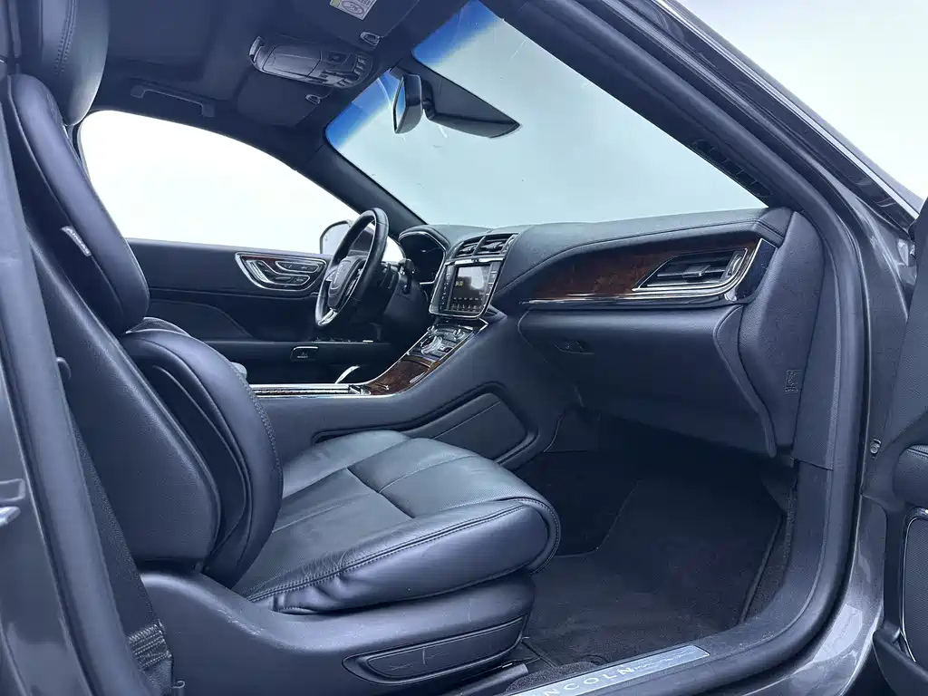 Lincoln Continental 2017 — фото 15