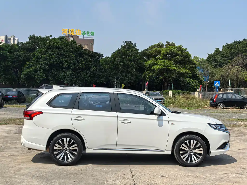 Mitsubishi Outlander 2021 — фото 13