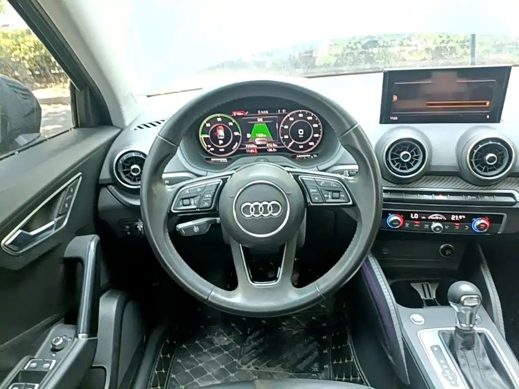 Audi Q2L E-Tron 2021 — фото 11