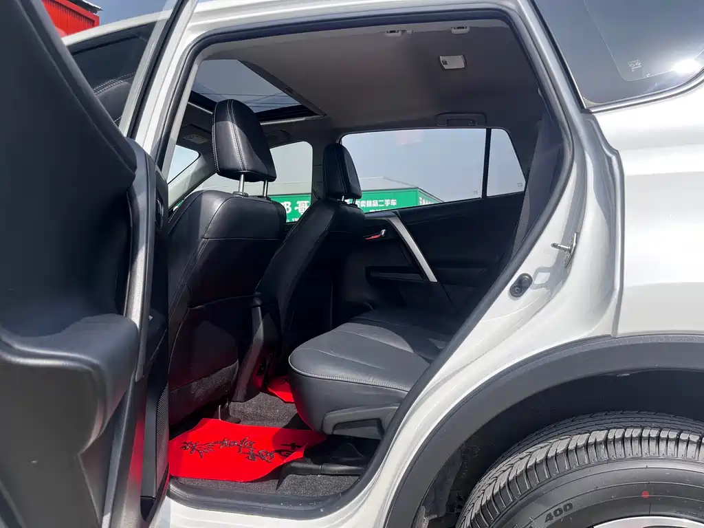 Toyota RAV4 2017 — фото 9