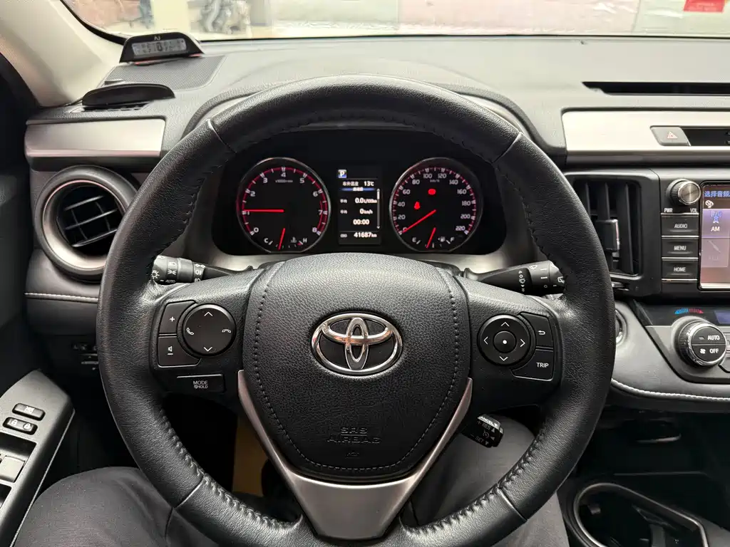 Toyota RAV4 2018 — фото 19