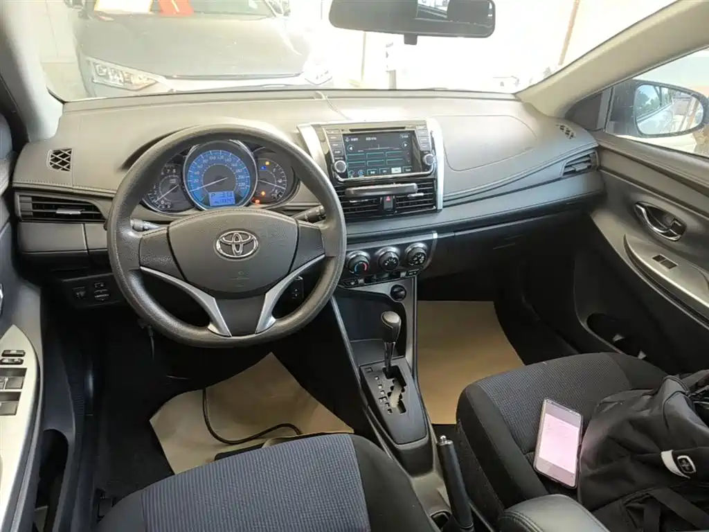 Toyota Yaris L 2015 — фото 13