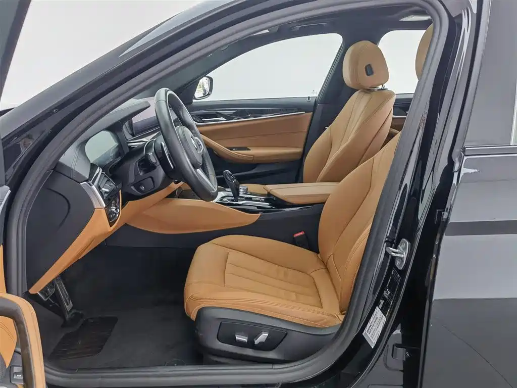 BMW 5 Series 2019 — фото 10