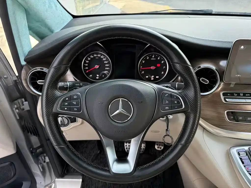 Mercedes-Benz V-Class 2022 — фото 6