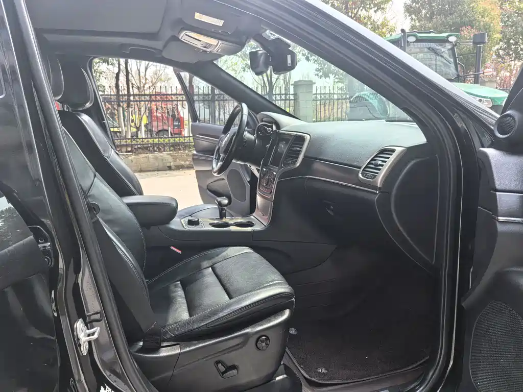 Jeep Grand Cherokee 2015 — фото 16