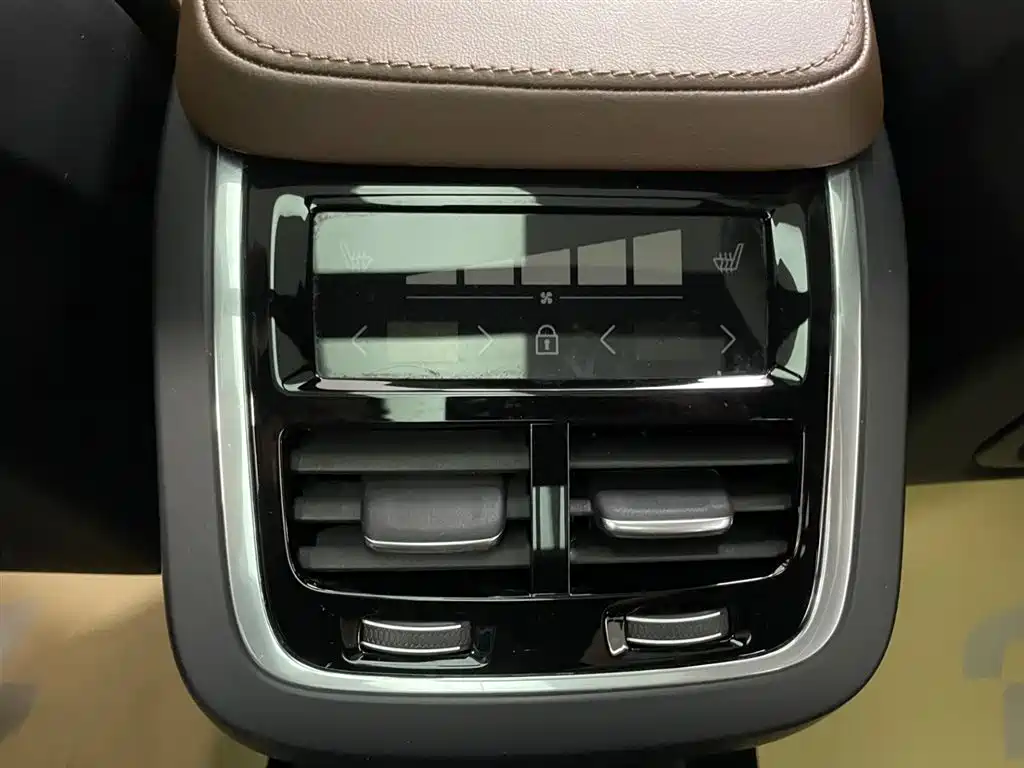 Volvo XC90 2024 — фото 17