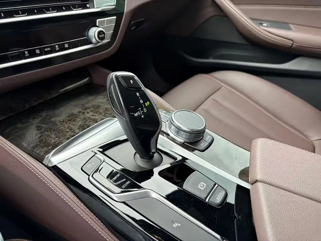 BMW 5 Series 2019 — фото 10