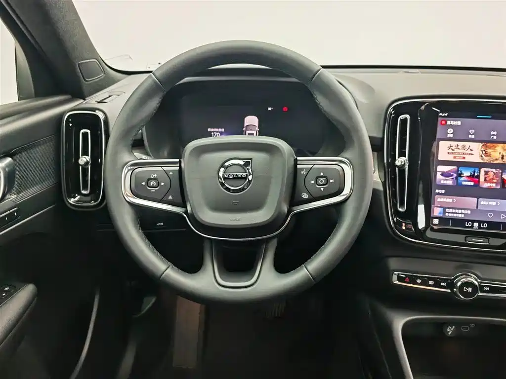 Volvo XC40 2023 — фото 11