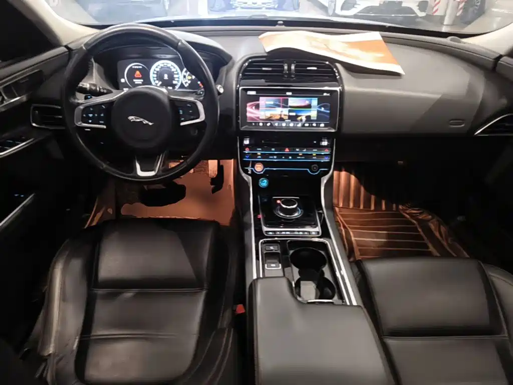 Jaguar XEL 2018 — фото 10