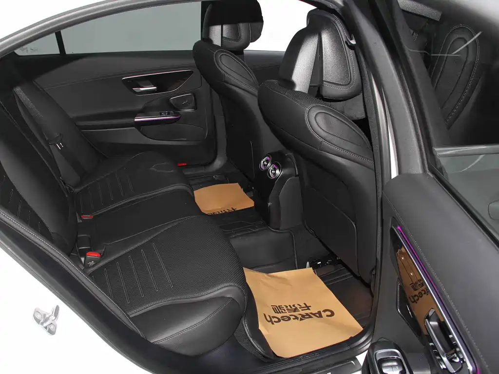 Mercedes-Benz C-Class 2024 — фото 11