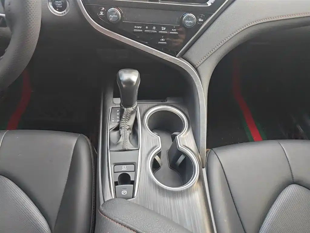 Toyota Camry 2023 — фото 13