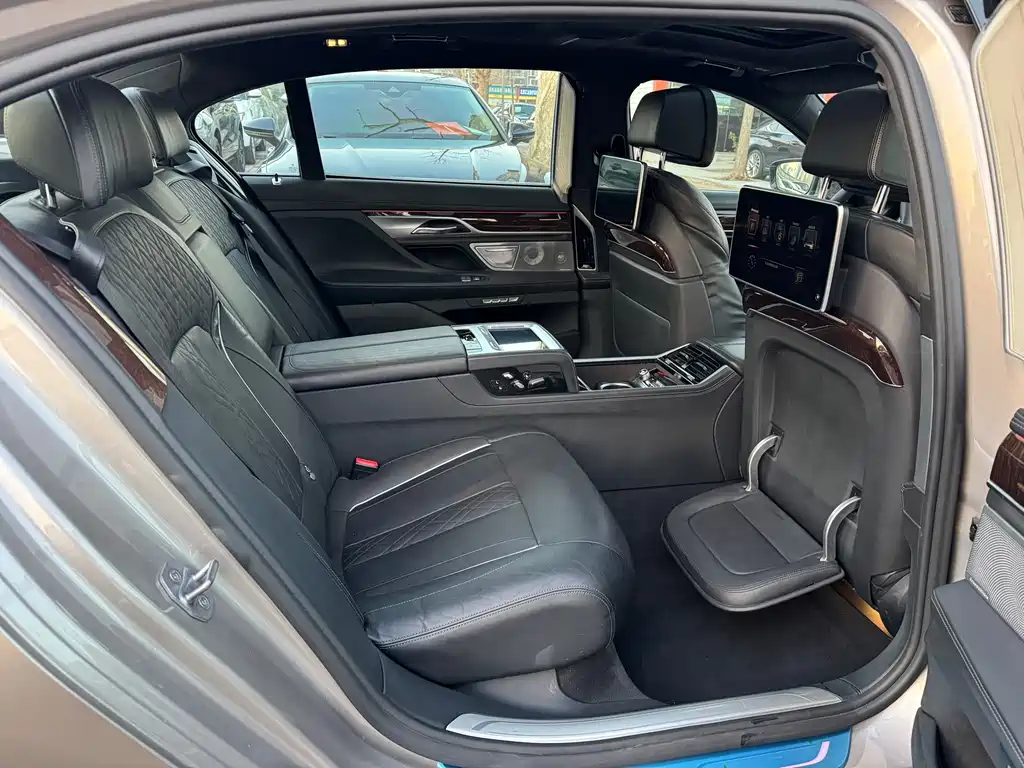 BMW 7 Series 2016 — фото 13