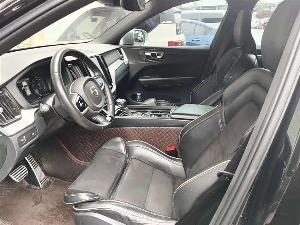 Volvo XC60 2018 — фото 15