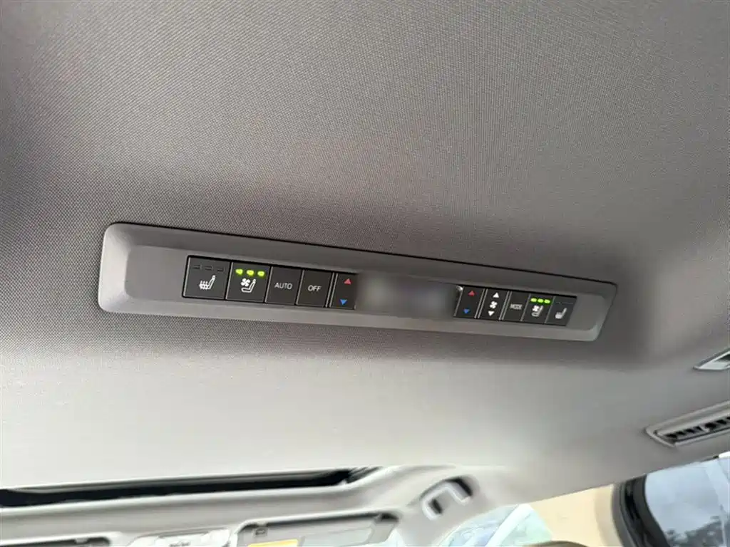 Toyota Sienna 2023 — фото 18