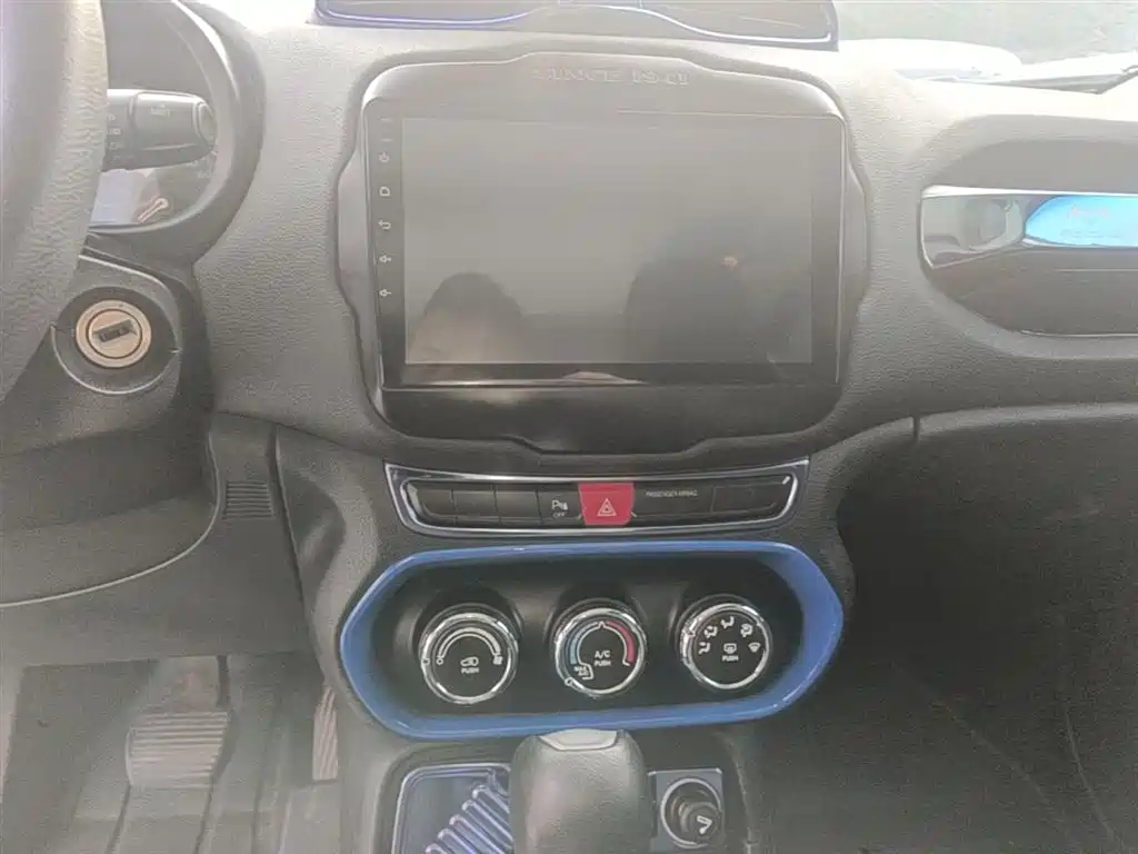 Jeep Renegade 2017 — фото 13