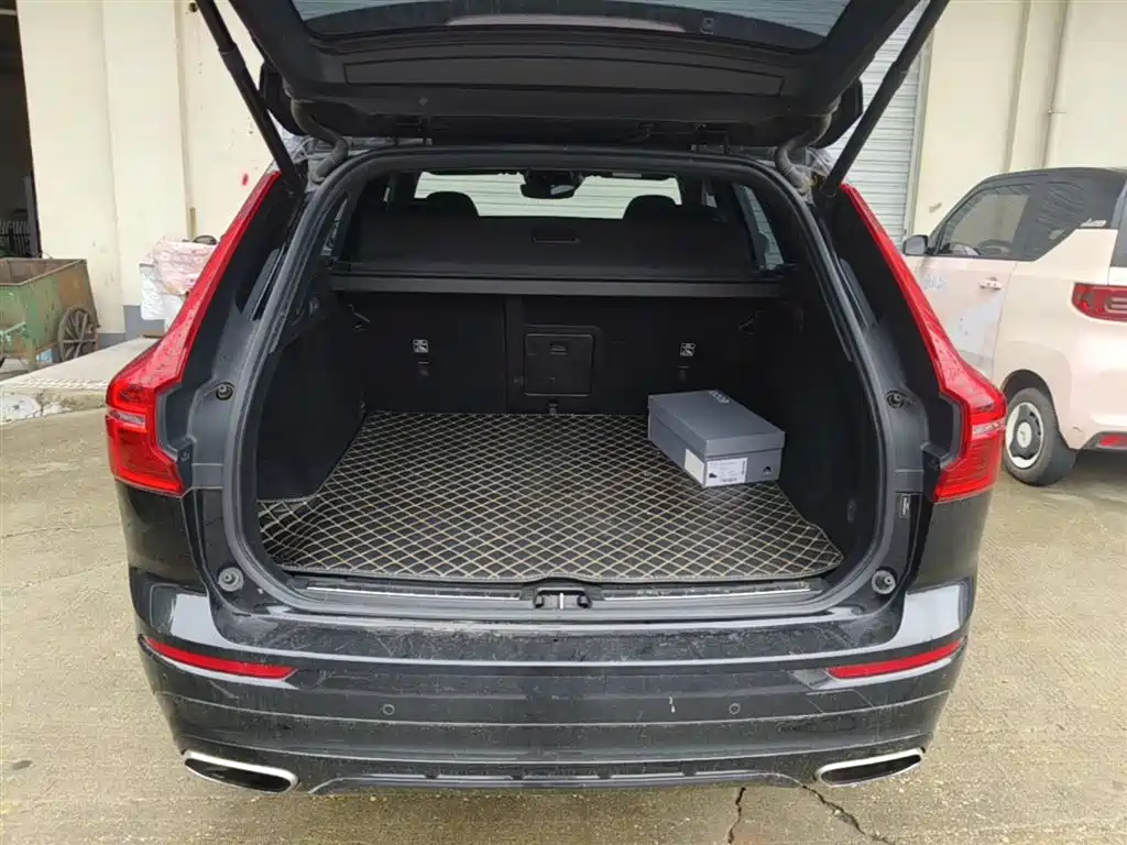 Volvo XC60 2018 — фото 19