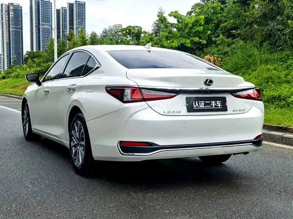Lexus ES 2024